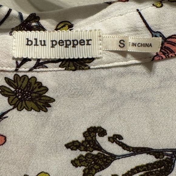 Blu Pepper Floral Button Front Ruffle Sleeve Cuff Blouse Top Size Small - Picture 3 of 5
